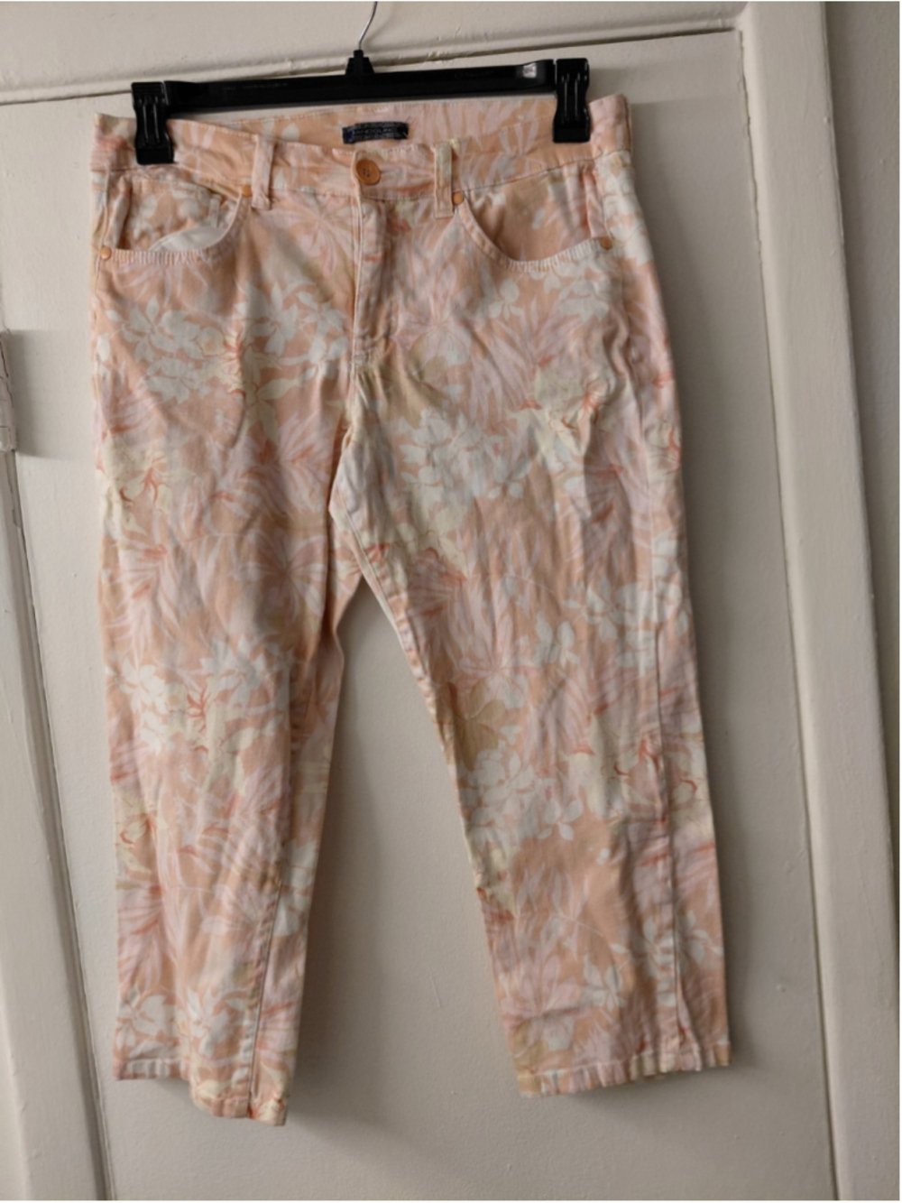 Ladies Size 10 Bandolino Capri Pants Pink Floral Trendy
